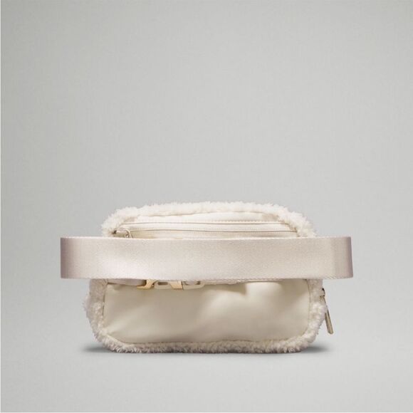 Lululemon Everywhere Belt Bag Fleece White and Gold NWT - Picture 4 of 14